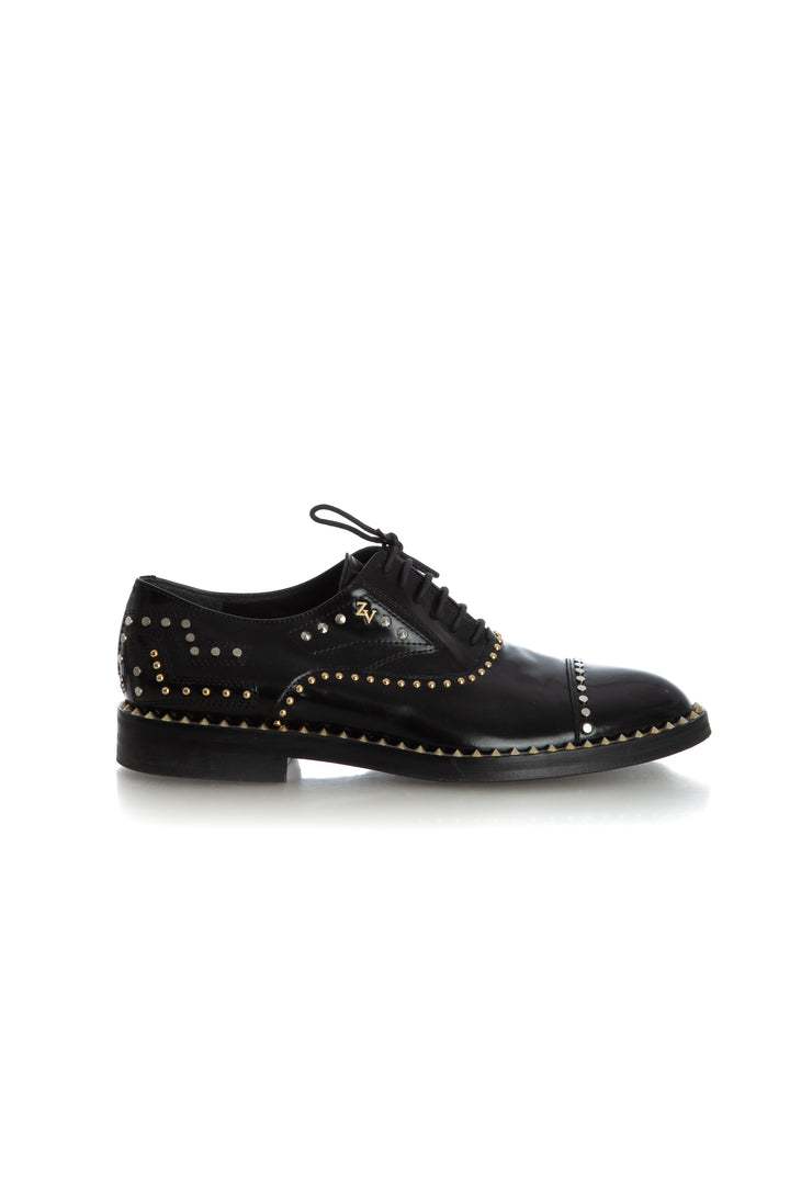 Oxfords Zadig & Voltaire de piel negra con estoperoles, vista lateral