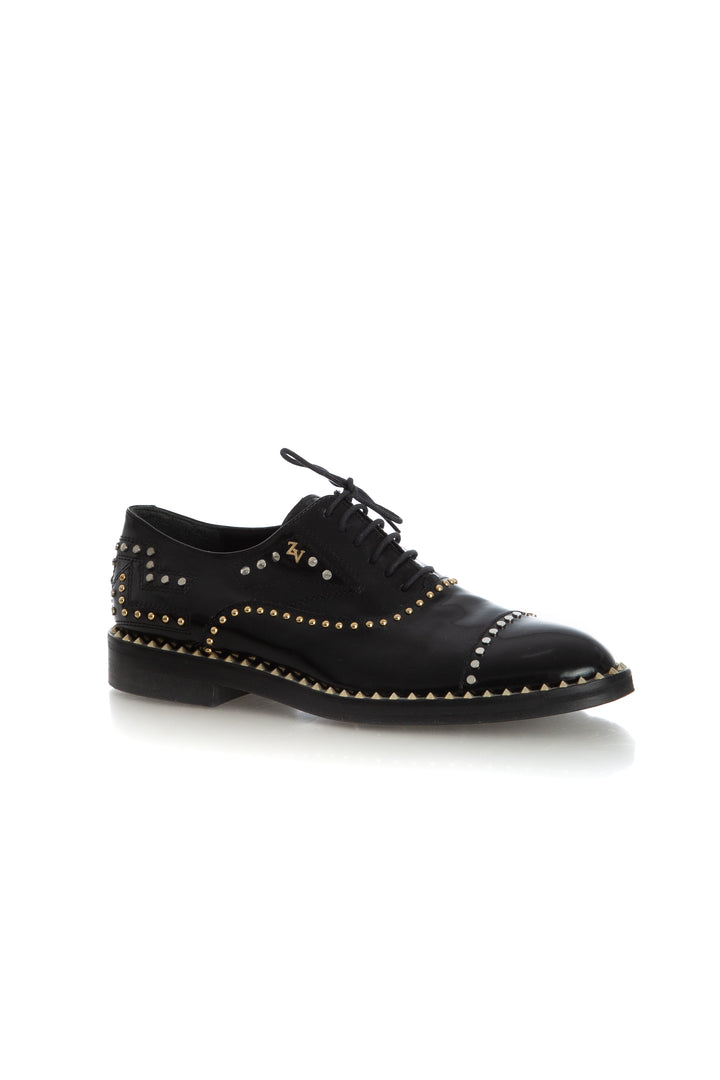 Oxfords Zadig & Voltaire de piel negra con estoperoles, vista tres cuartos
