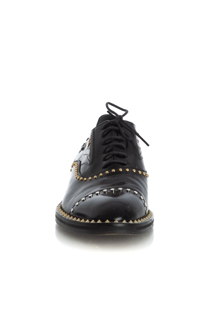 Oxfords Zadig & Voltaire de piel negra con estoperoles, vista frontal