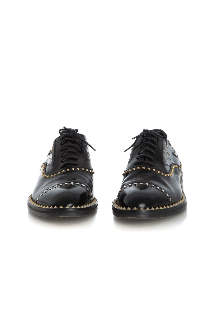 Oxfords Zadig & Voltaire de piel negra con estoperoles, vista frontal del par