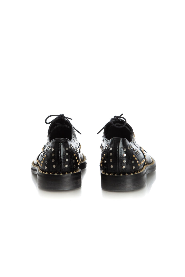 Oxfords Zadig & Voltaire de piel negra con estoperoles, vista posterior del par