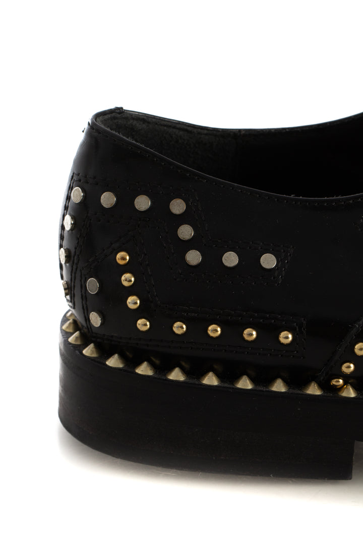 Oxfords Zadig & Voltaire de piel negra con estoperoles, detalle del talón con estoperoles