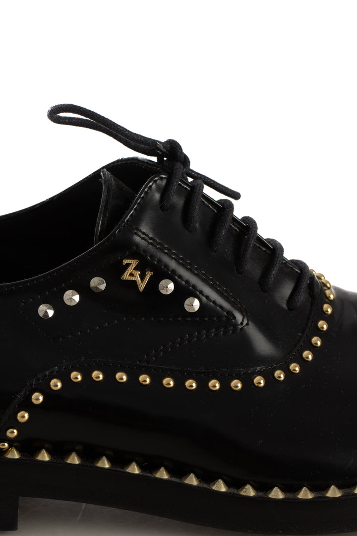 Oxfords Zadig & Voltaire de piel negra con estoperoles, detalle de agujetas y logotipo ZV