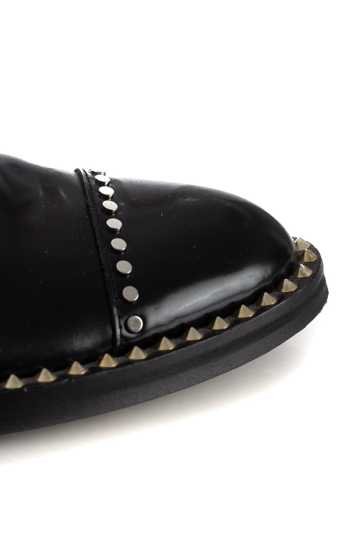 Oxfords Zadig & Voltaire de piel negra con estoperoles, detalle de la puntera