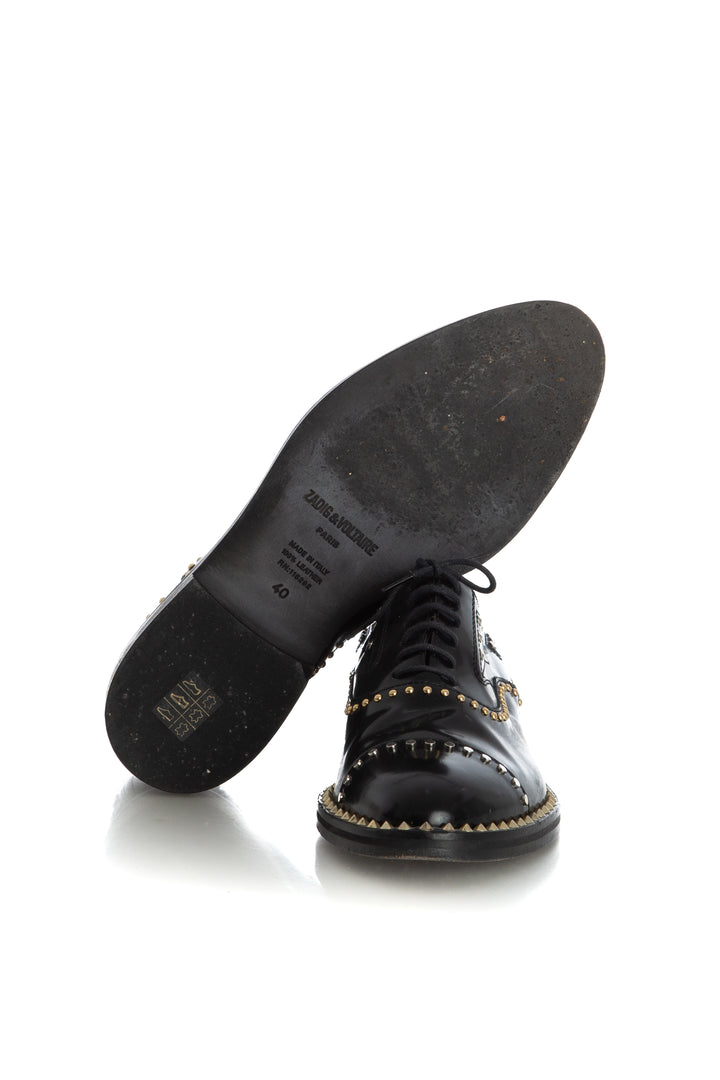 Oxfords Zadig & Voltaire de piel negra con estoperoles, detalle de la suela