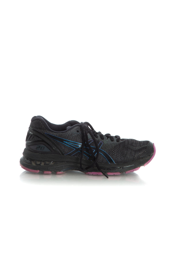Zapato Asics negro, vista frontal – ClosetRehab