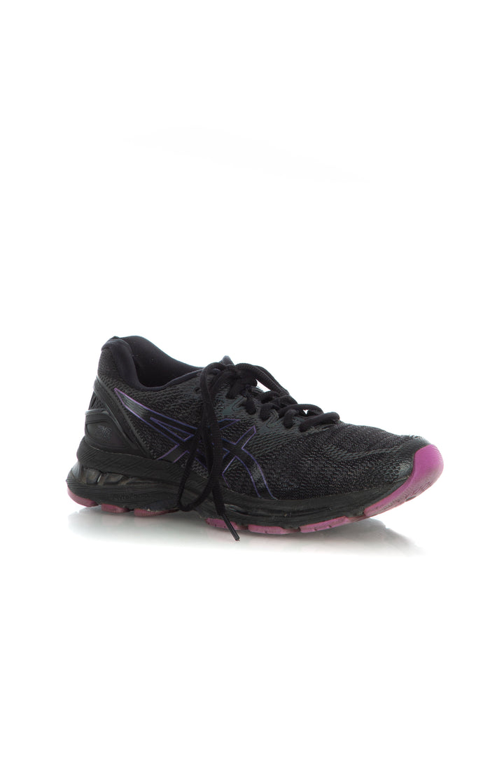 Zapato Asics negro, vista posterior – ClosetRehab