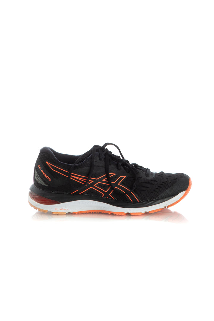 Zapato Asics negro, vista frontal – ClosetRehab