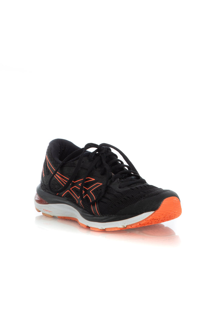 Zapato Asics negro, vista posterior – ClosetRehab
