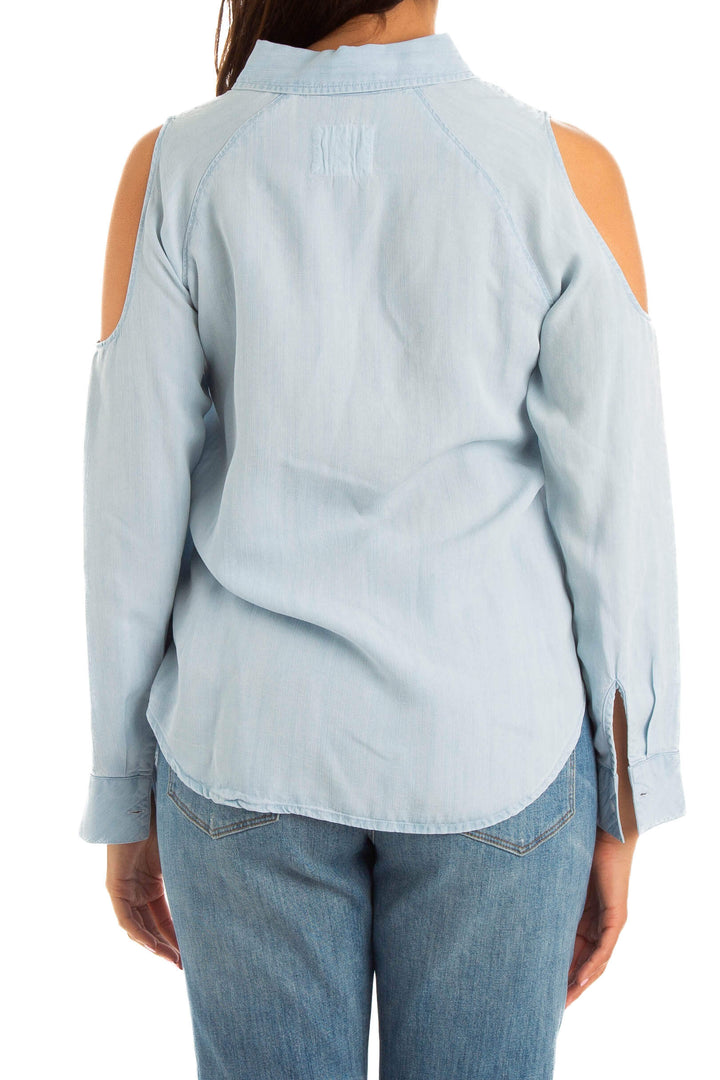 Blusa Rails azul claro de manga larga con hombros descubiertos, vista posterior