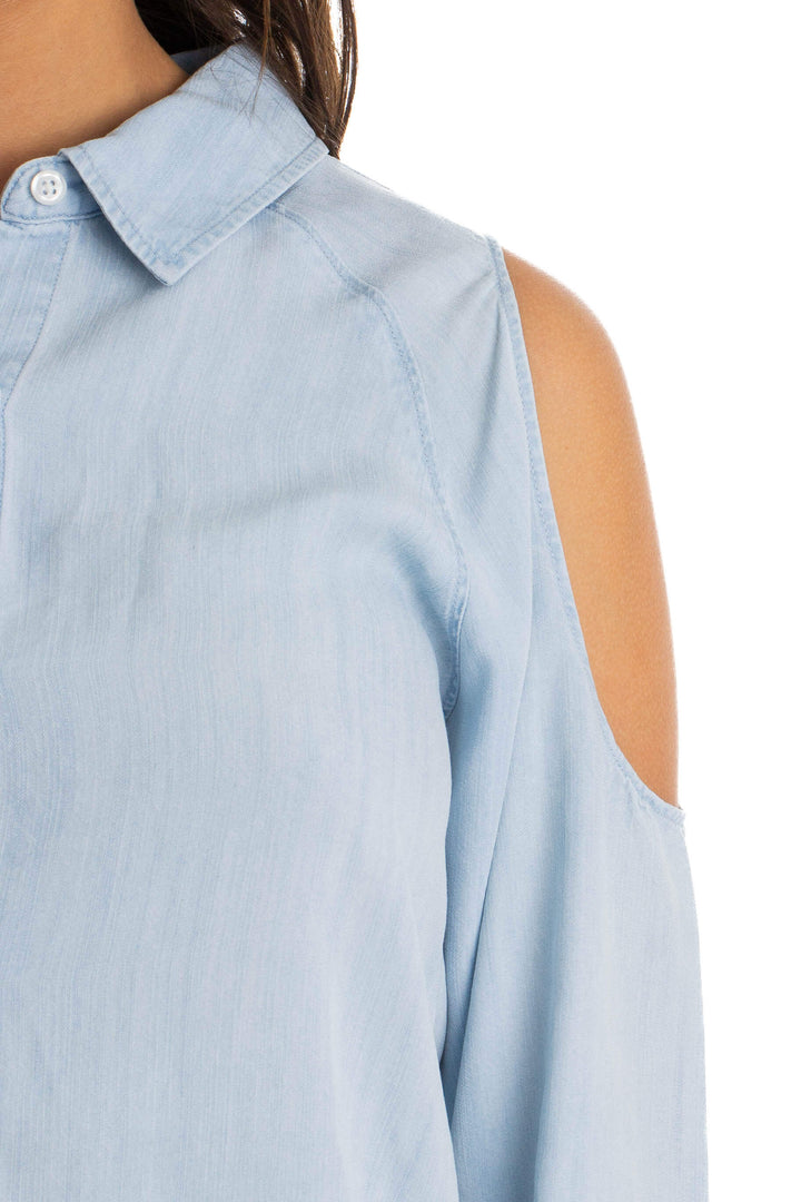 Blusa Rails azul claro de manga larga con hombros descubiertos, detalle del cuello