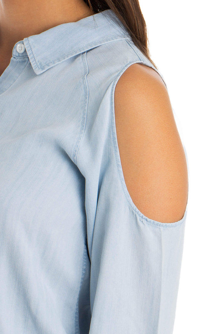 Blusa Rails azul claro de manga larga con hombros descubiertos, detalle del hombro