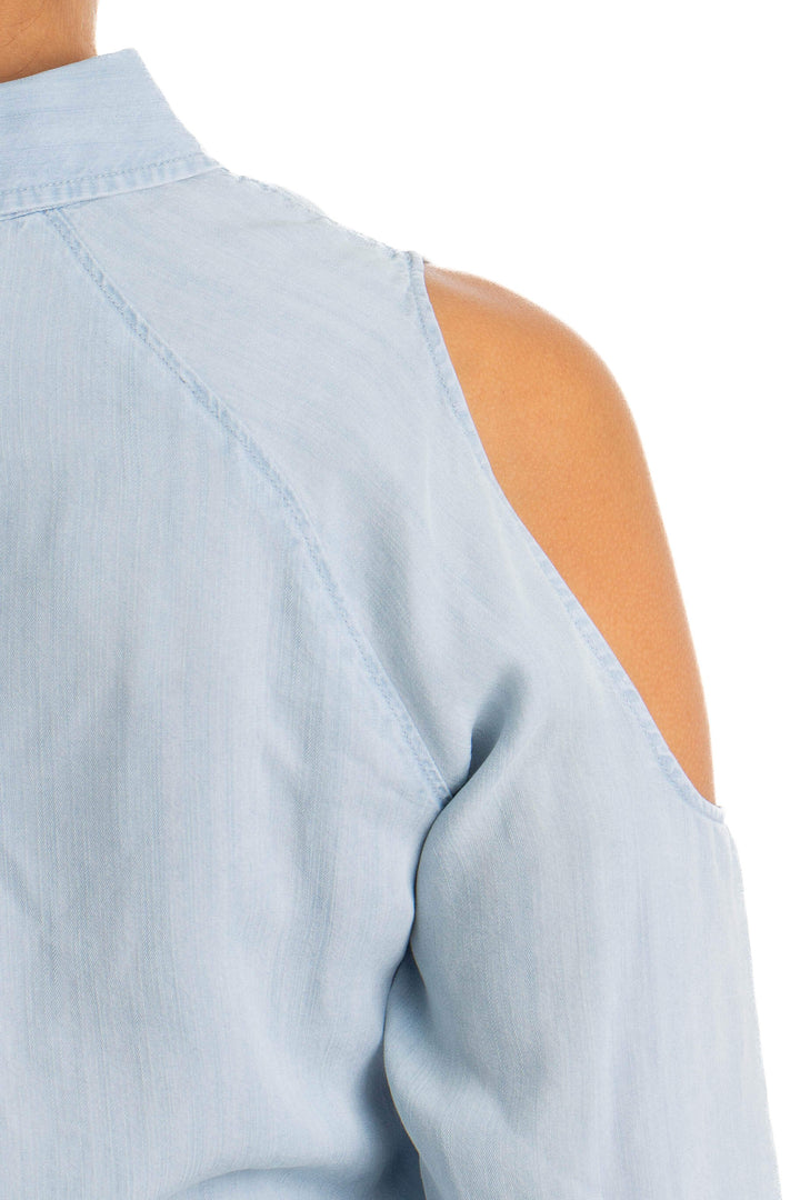Blusa Rails azul claro de manga larga con hombros descubiertos, detalle de la espalda