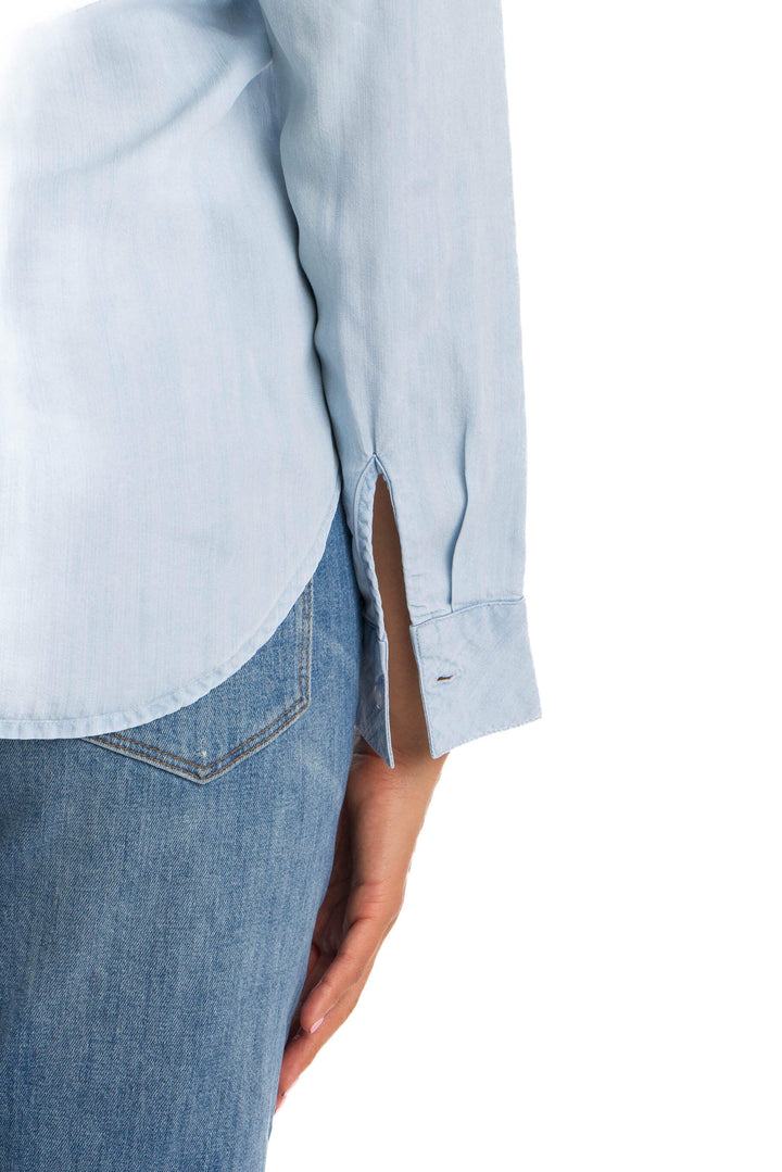 Blusa Rails azul claro de manga larga con hombros descubiertos, detalle del puño