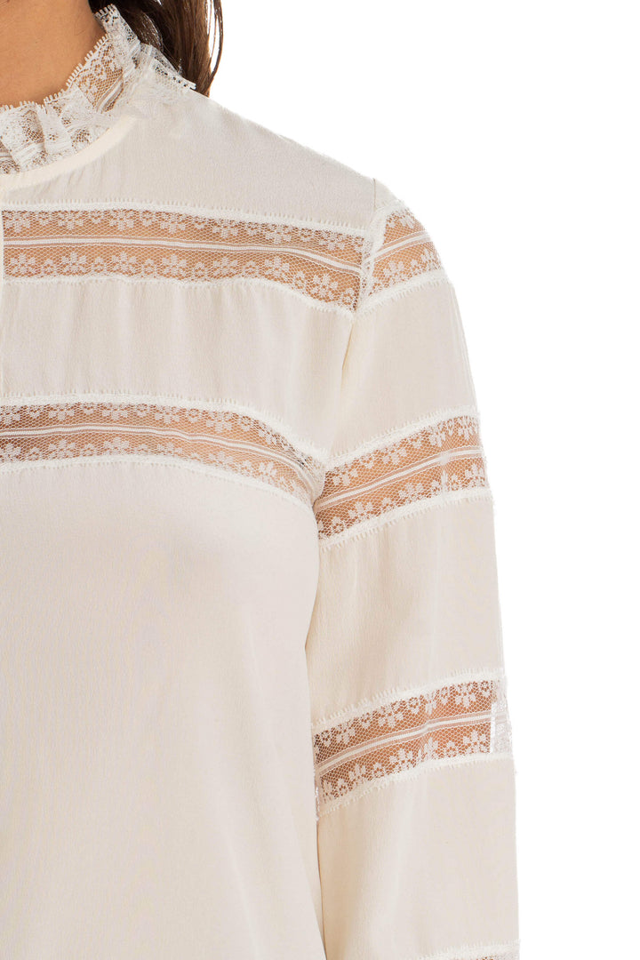 Blusa Sandro blanca con franjas de encaje, detalle del escote