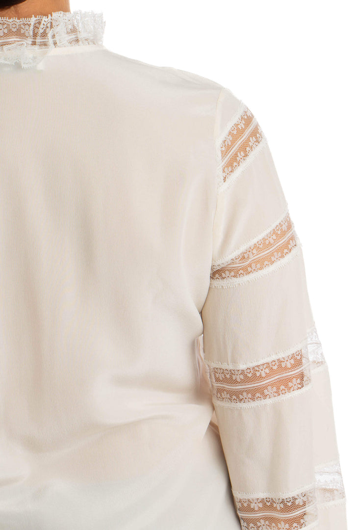 Blusa Sandro blanca con franjas de encaje, detalle de la espalda