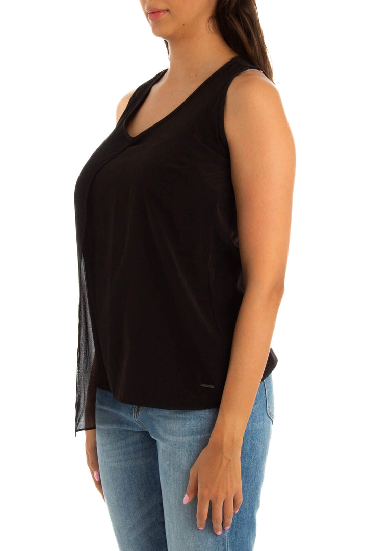 Blusa Calvin Klein Jeans negra sin mangas asimétrica, vista lateral