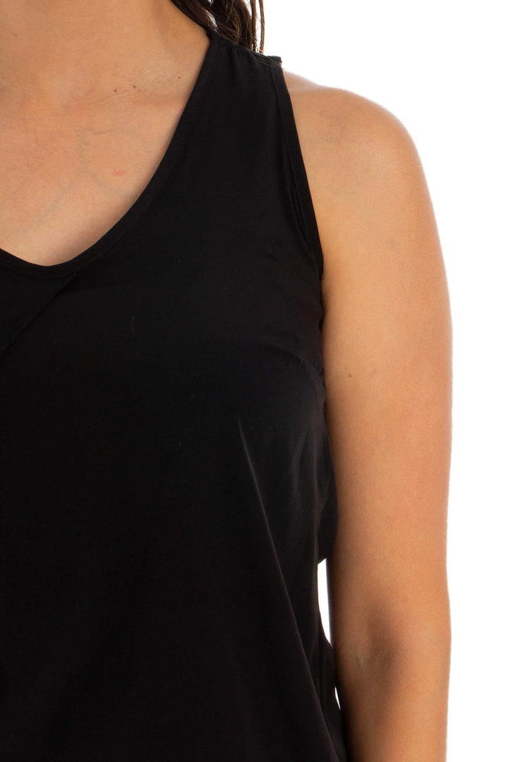 Blusa Calvin Klein Jeans negra sin mangas asimétrica, detalle del escote