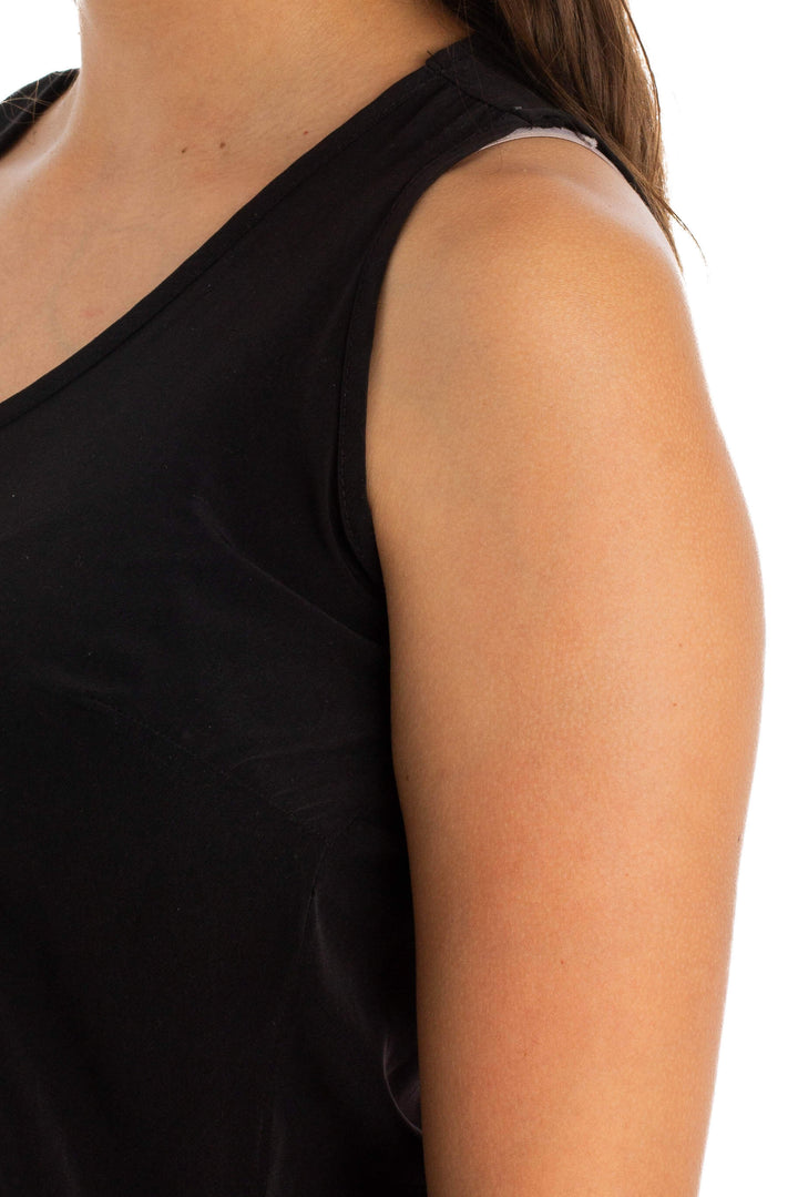 Blusa Calvin Klein Jeans negra sin mangas asimétrica, detalle lateral