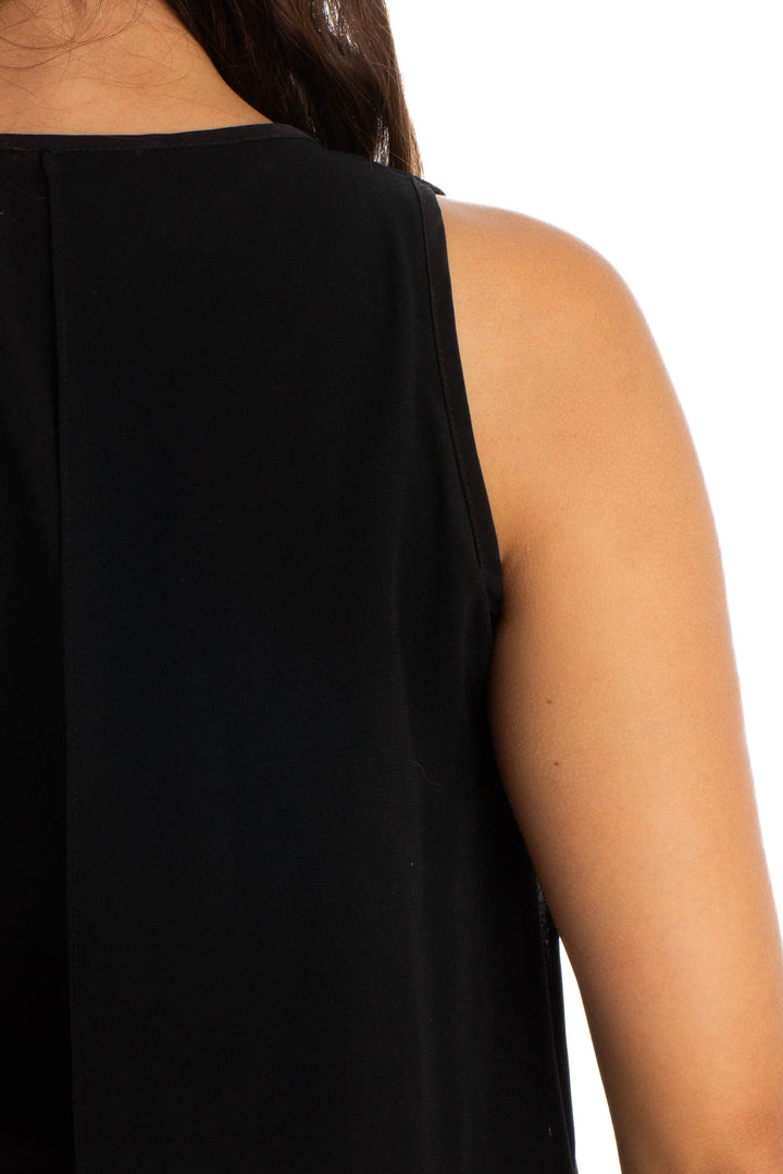 Blusa Calvin Klein Jeans negra sin mangas asimétrica, detalle de la espalda