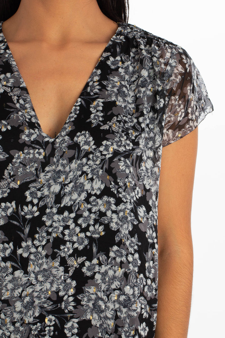 Blusa White House Black Market floral blanco y negro escote V, detalle del escote