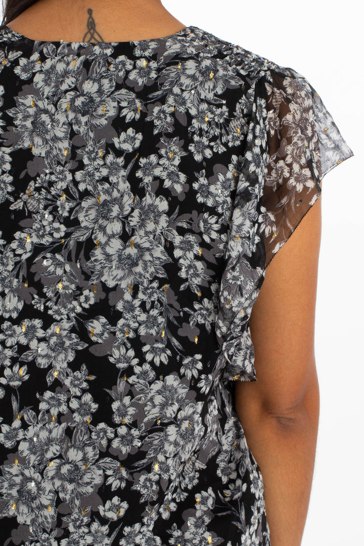 Blusa White House Black Market floral blanco y negro escote V, detalle de la espalda