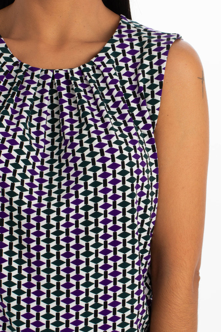 Blusa Calvin Klein sin mangas estampado geométrico morado y verde, detalle del escote