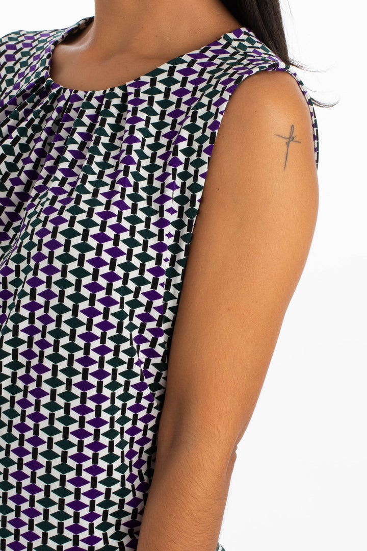 Blusa Calvin Klein sin mangas estampado geométrico morado y verde, detalle lateral