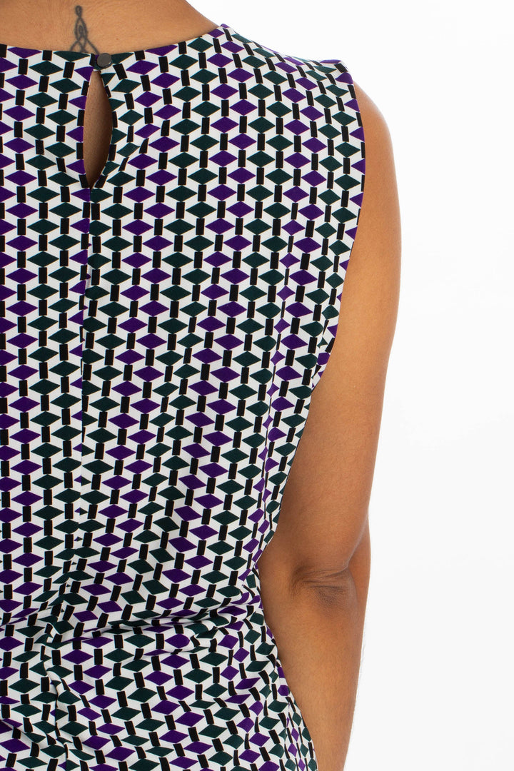 Blusa Calvin Klein sin mangas estampado geométrico morado y verde, detalle de la espalda