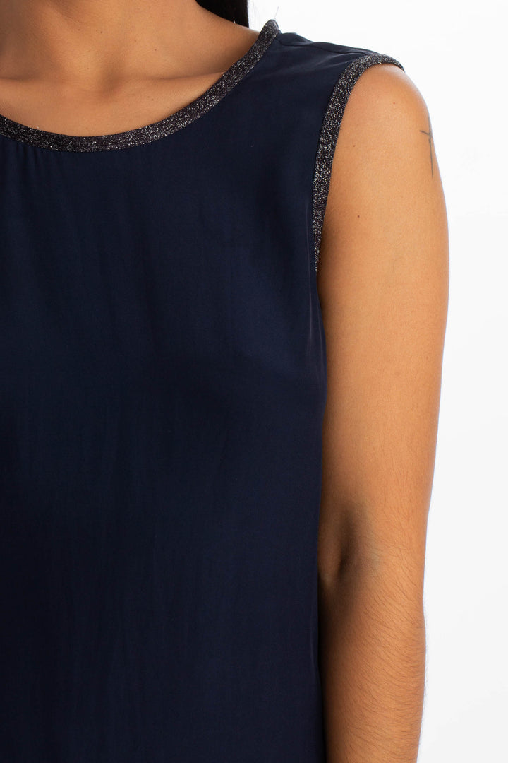 Blusa Massimo Dutti azul marino sin mangas con ribete brillante, detalle del escote