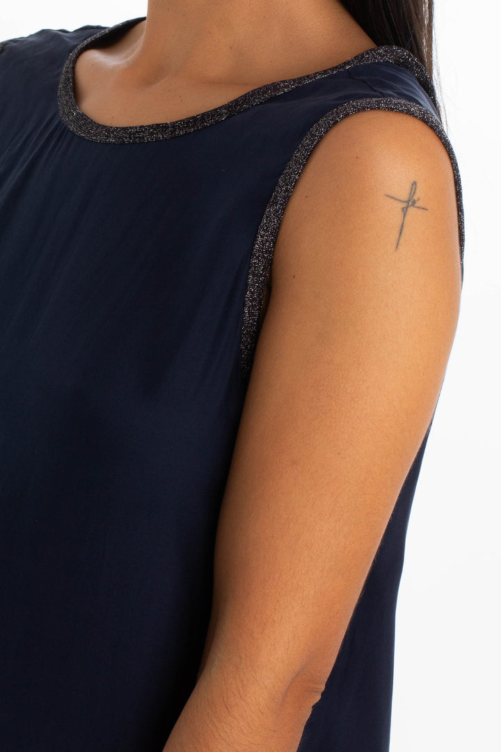Blusa Massimo Dutti azul marino sin mangas con ribete brillante, detalle lateral