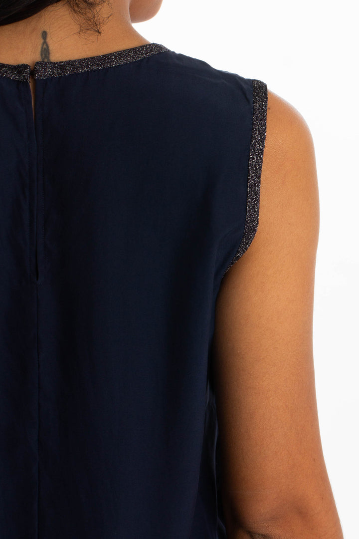Blusa Massimo Dutti azul marino sin mangas con ribete brillante, detalle de la espalda