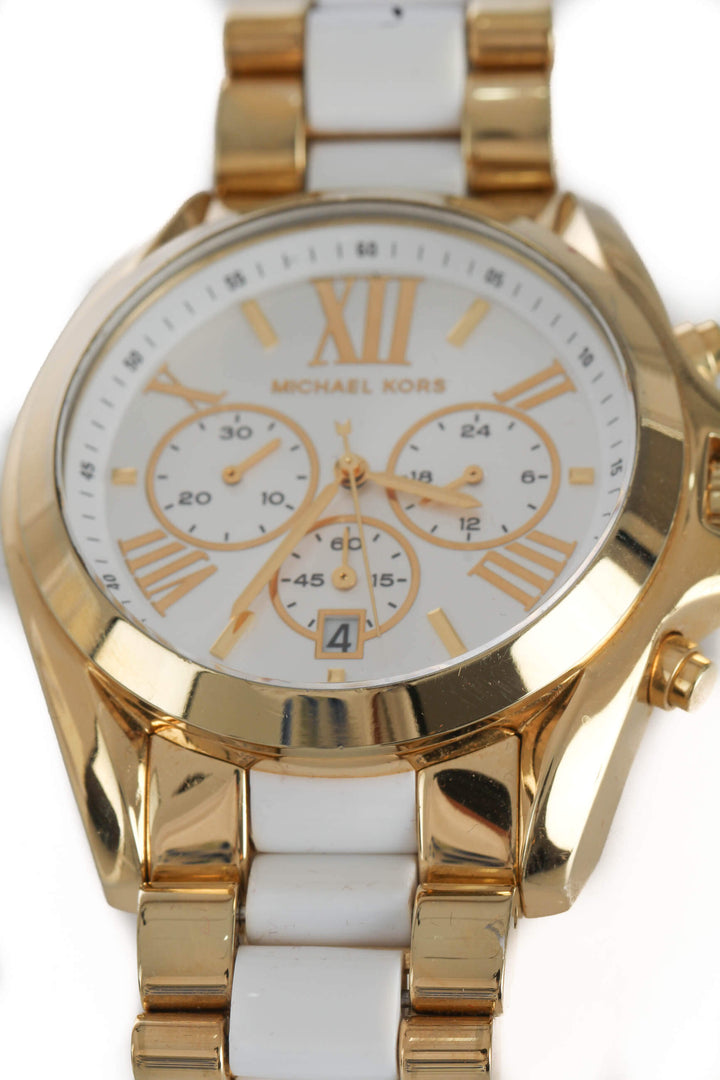 Reloj Michael Kors blanco y dorado, vista posterior – ClosetRehab