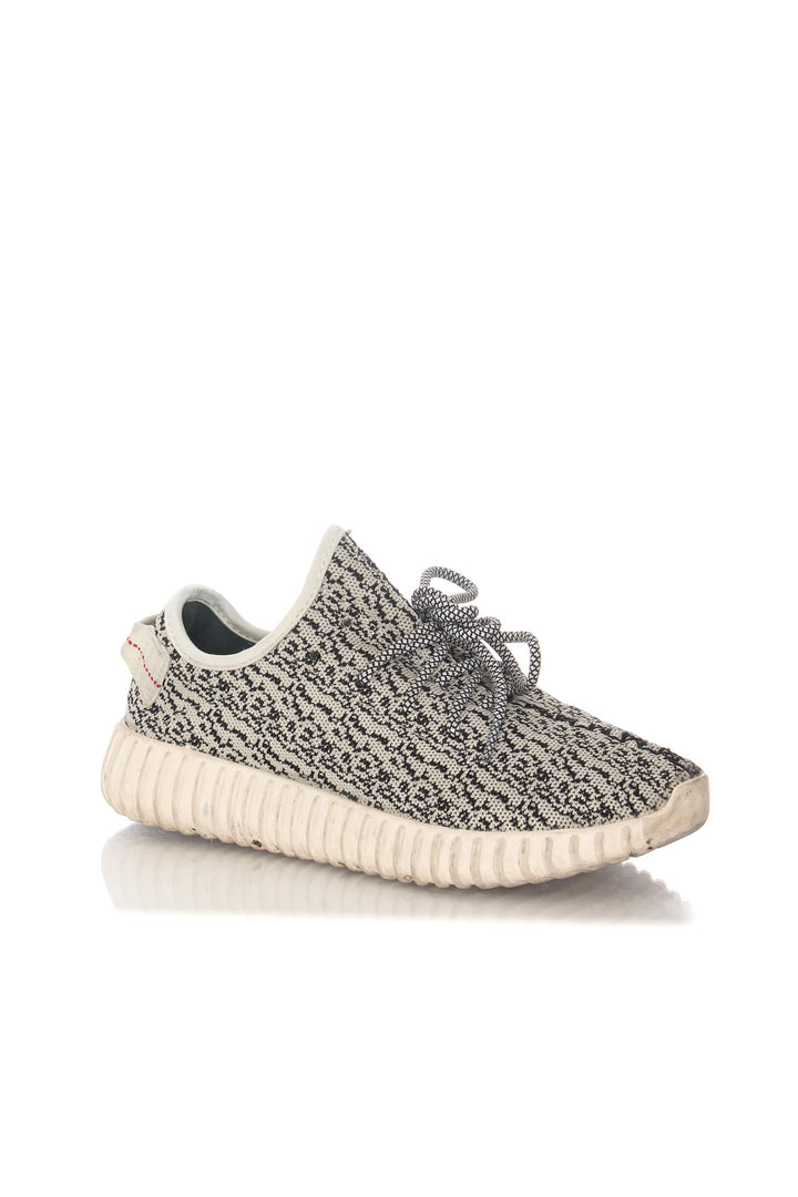 Zapato Adidas YEEZY gris, vista posterior – ClosetRehab