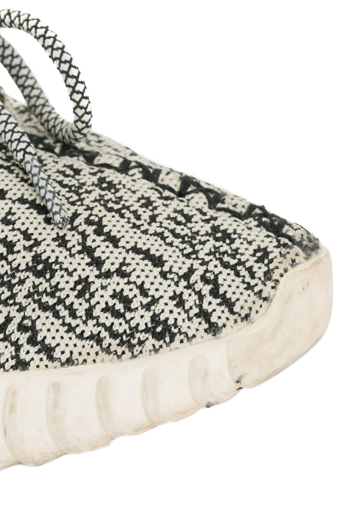 Zapato Adidas YEEZY gris, detalle 8 – ClosetRehab