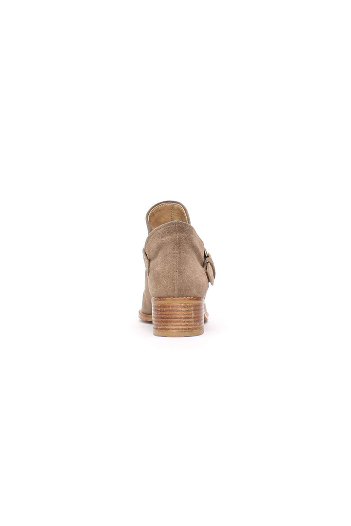 Zapato Stuart Weitzman café, detalle 5 – ClosetRehab