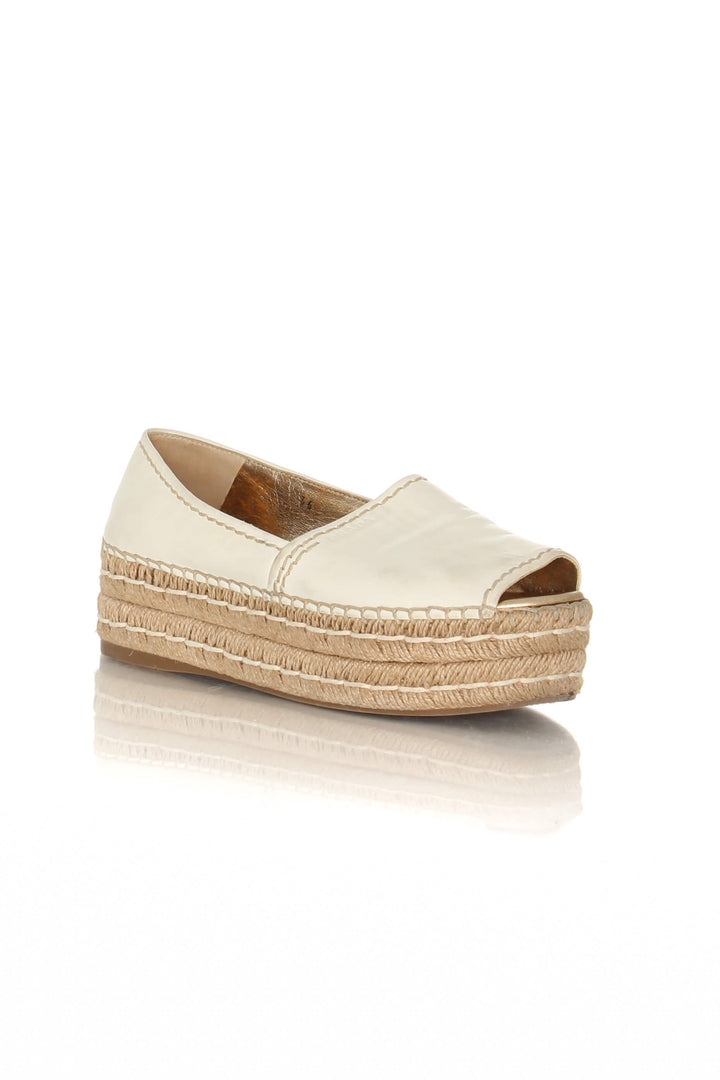 Zapato Prada blanco, vista posterior – ClosetRehab
