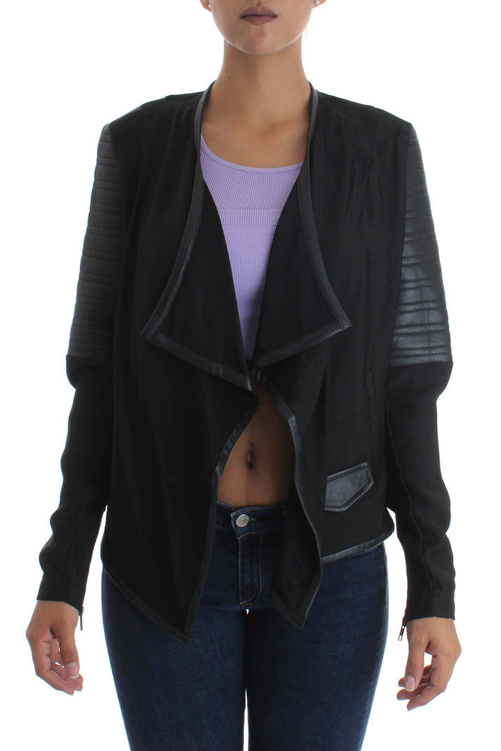 Chaqueta negra Generation Love con solapas en cascada y mangas estilo biker, vista frontal