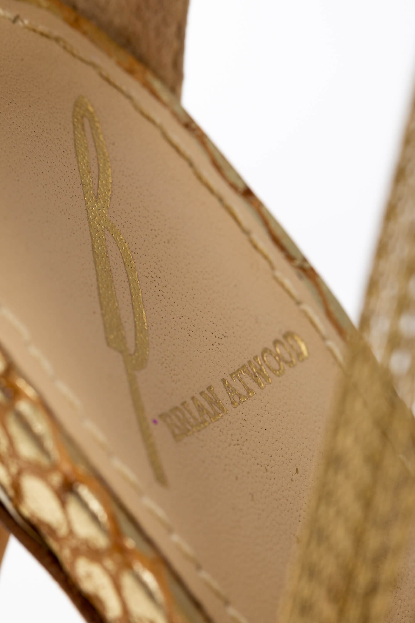 Sandalia de tacón con plataforma Brian Atwood dorado, plantilla con logo Brian Atwood | ClosetRehab