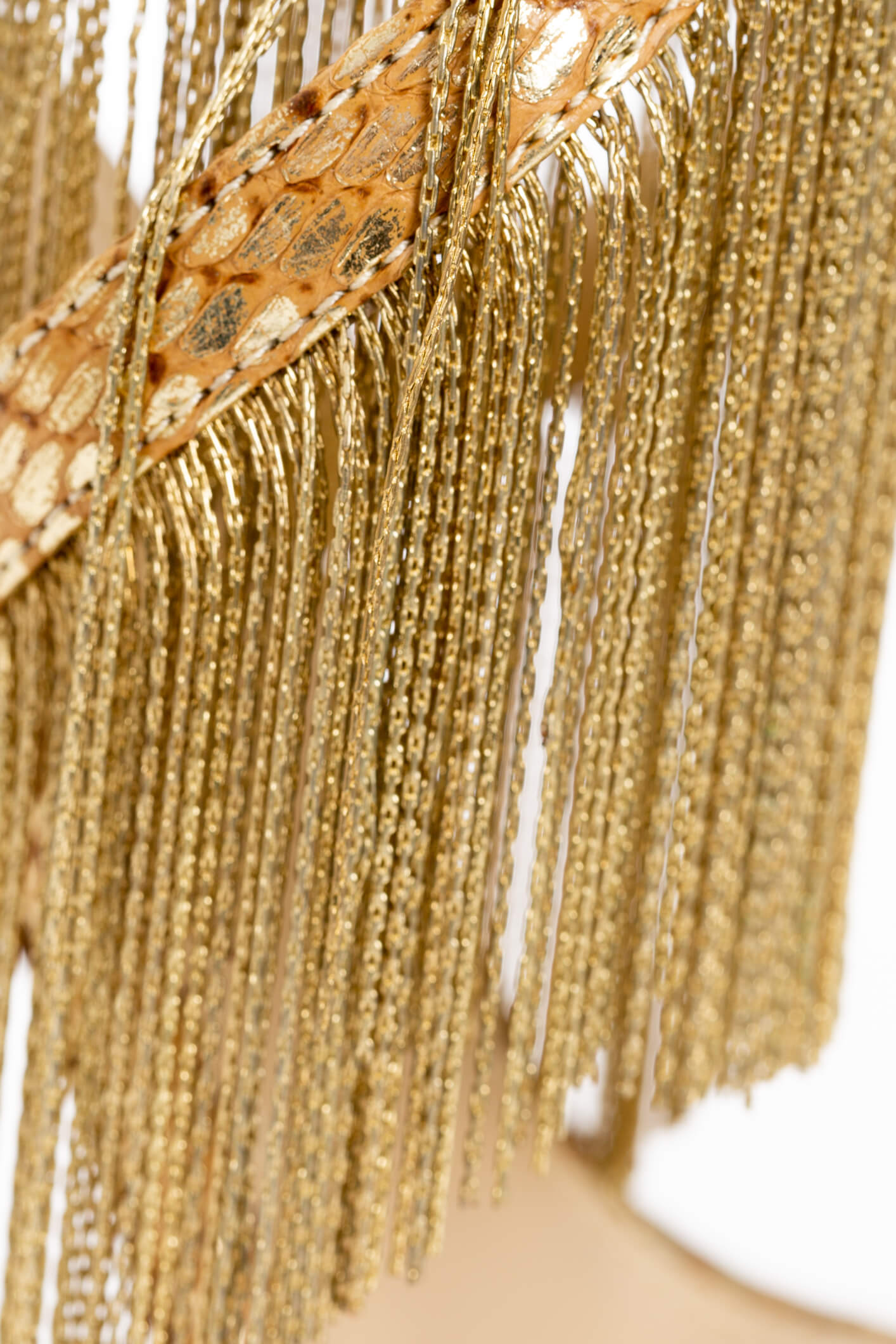 Sandalia de tacón con plataforma Brian Atwood dorado, detalle de cadenas doradas y textura | ClosetRehab