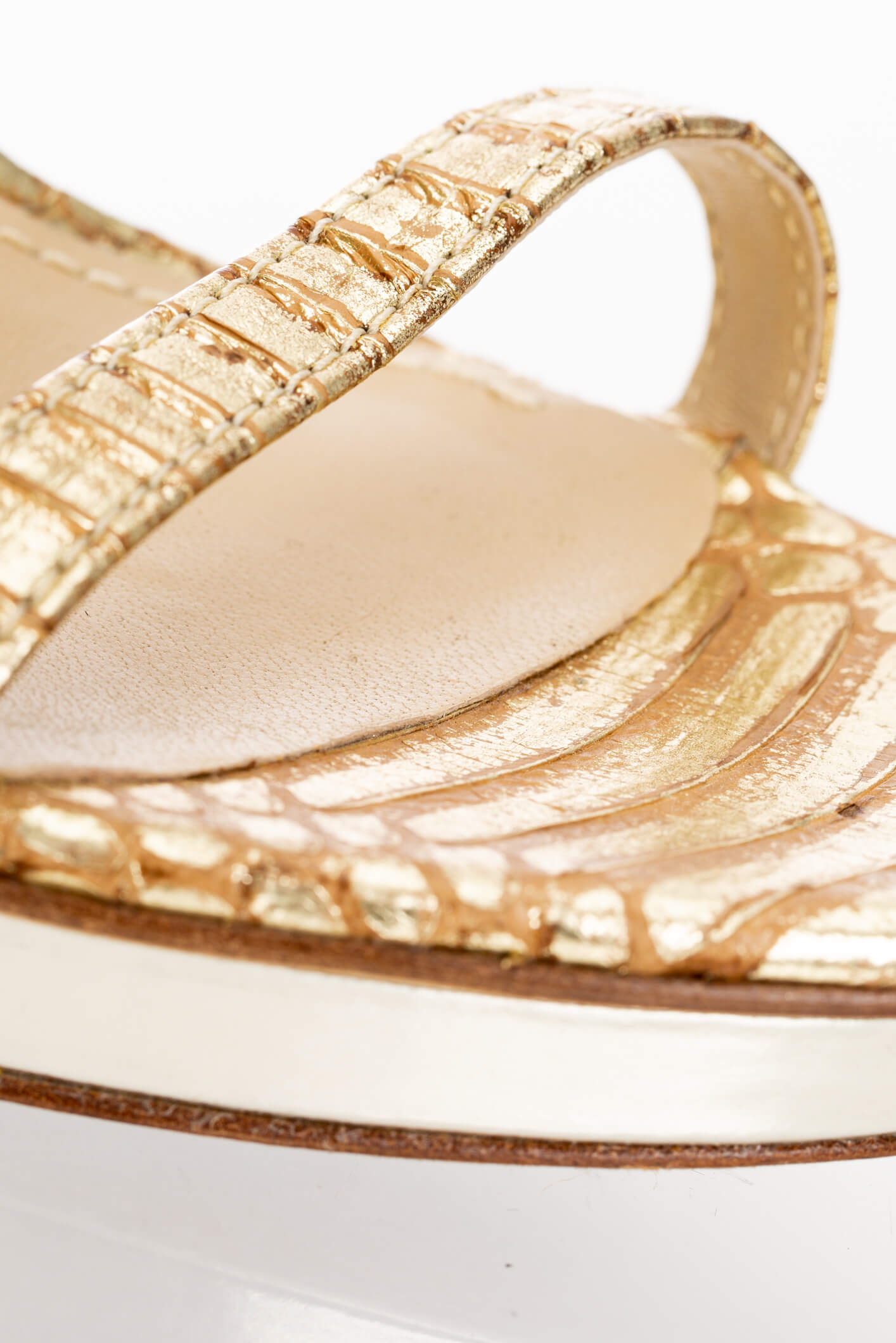 Sandalia de tacón con plataforma Brian Atwood dorado, detalle de punta y plataforma | ClosetRehab