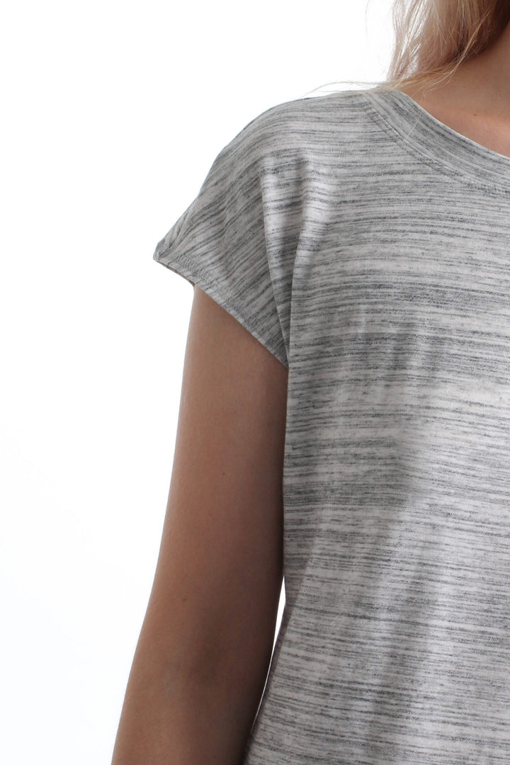 Blusa Zella gris, vista lateral – ClosetRehab