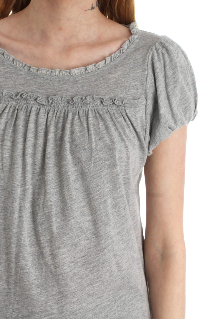 Blusa BCBGMAXAZRIA gris jaspeado de manga corta con escote fruncido, detalle del frente