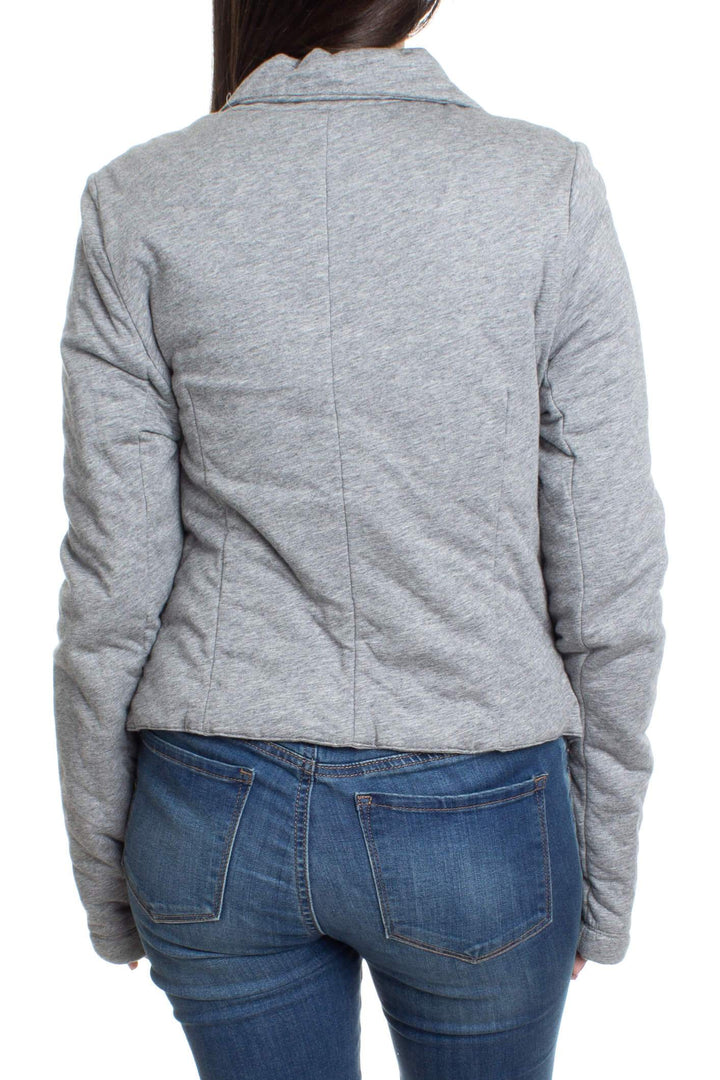 Abrigo BCBGMAXAZRIA gris, vista posterior – ClosetRehab