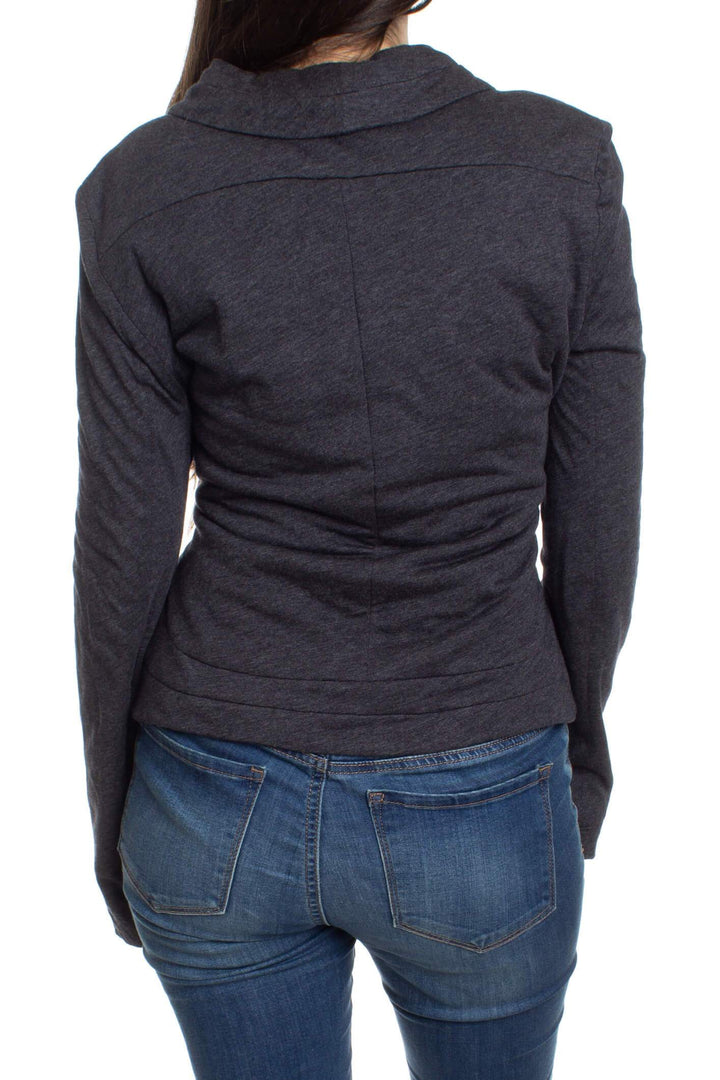Abrigo BCBGMAXAZRIA gris, vista posterior – ClosetRehab