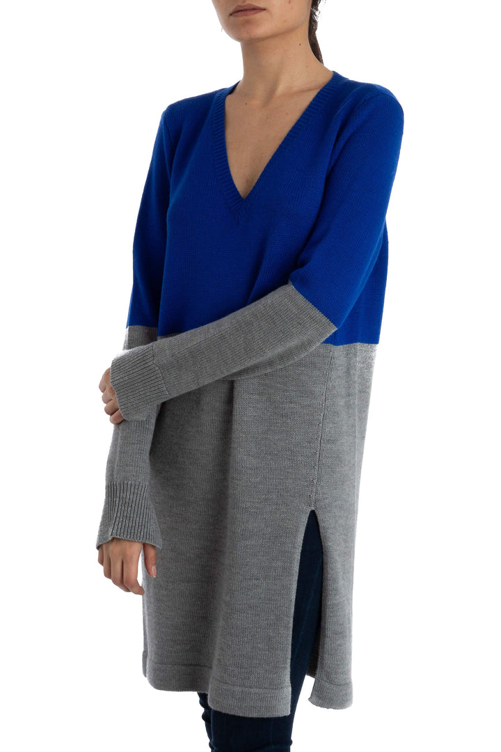 Suéter BCBG Maxazria azul y gris, vista frontal – ClosetRehab