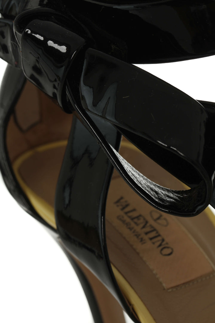 Sandalias Valentino negro, detalle de plantilla y moño en charol | ClosetRehab