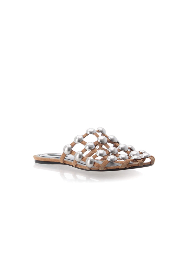 Mules planas Alexander Wang de piel trenzada café con estoperoles plateados, vista tres cuartos