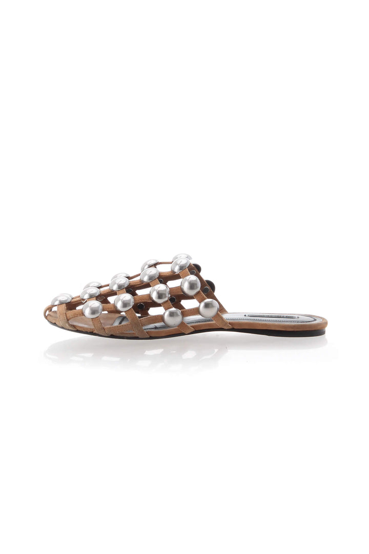 Mules planas Alexander Wang de piel trenzada café con estoperoles plateados, vista lateral opuesta