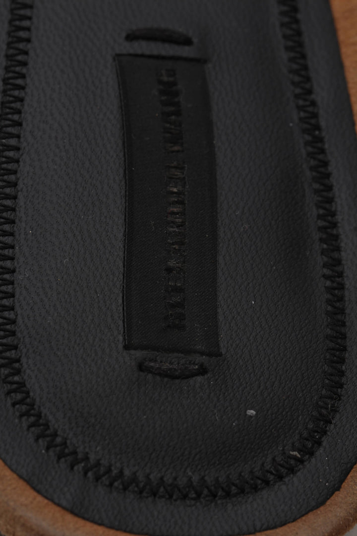 Mules planas Alexander Wang de piel trenzada café con estoperoles plateados, detalle de plantilla